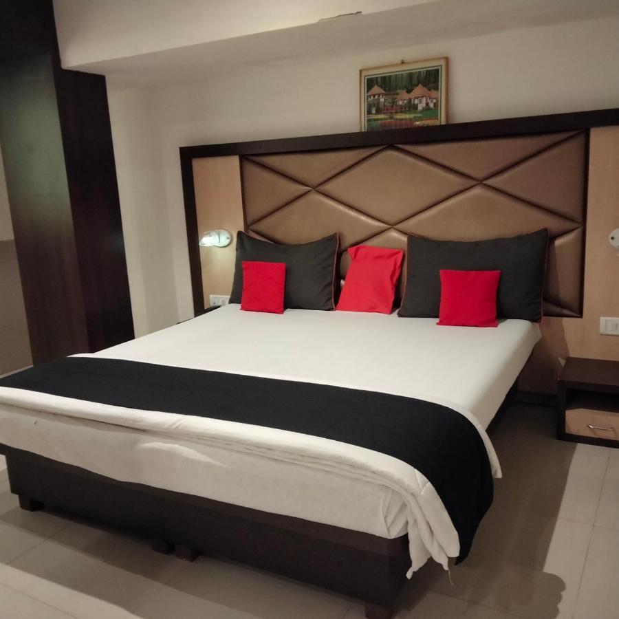 Hotel Everest Lodging ナビムンバイ エクステリア 写真
