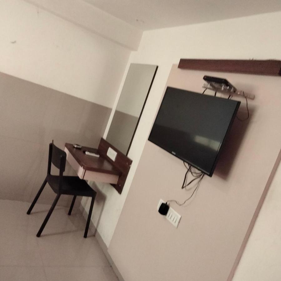 Hotel Everest Lodging ナビムンバイ エクステリア 写真