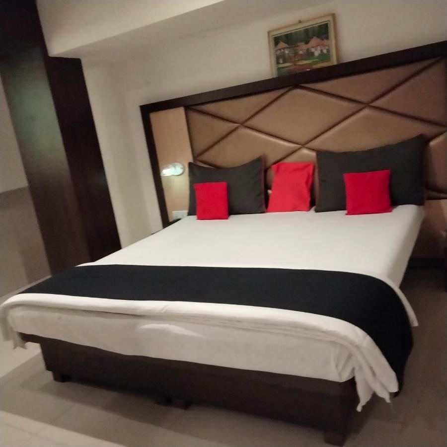 Hotel Everest Lodging ナビムンバイ エクステリア 写真