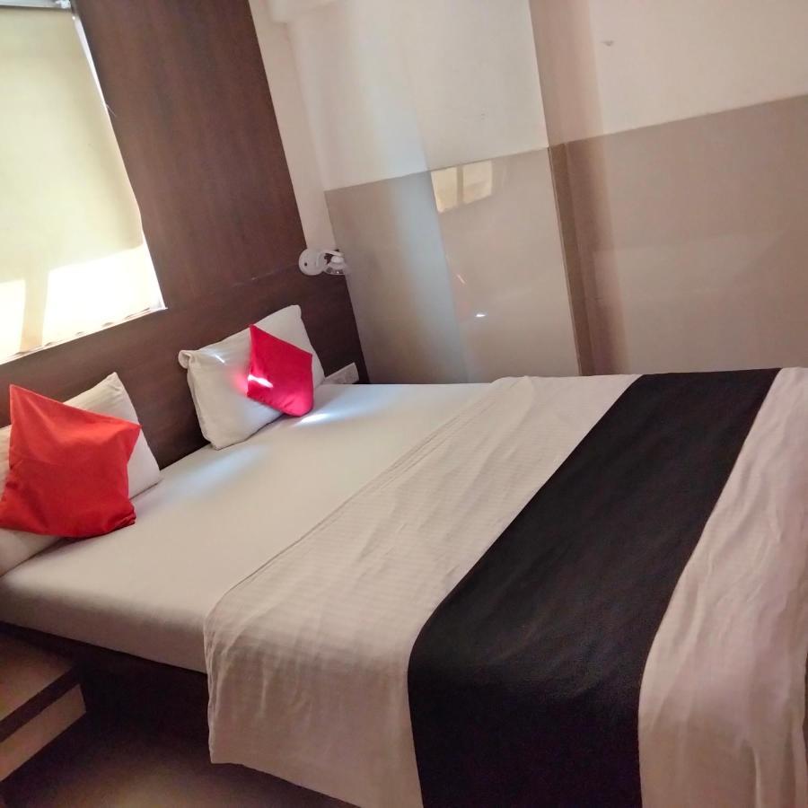 Hotel Everest Lodging ナビムンバイ エクステリア 写真