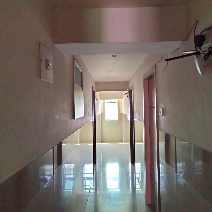 Hotel Everest Lodging ナビムンバイ エクステリア 写真