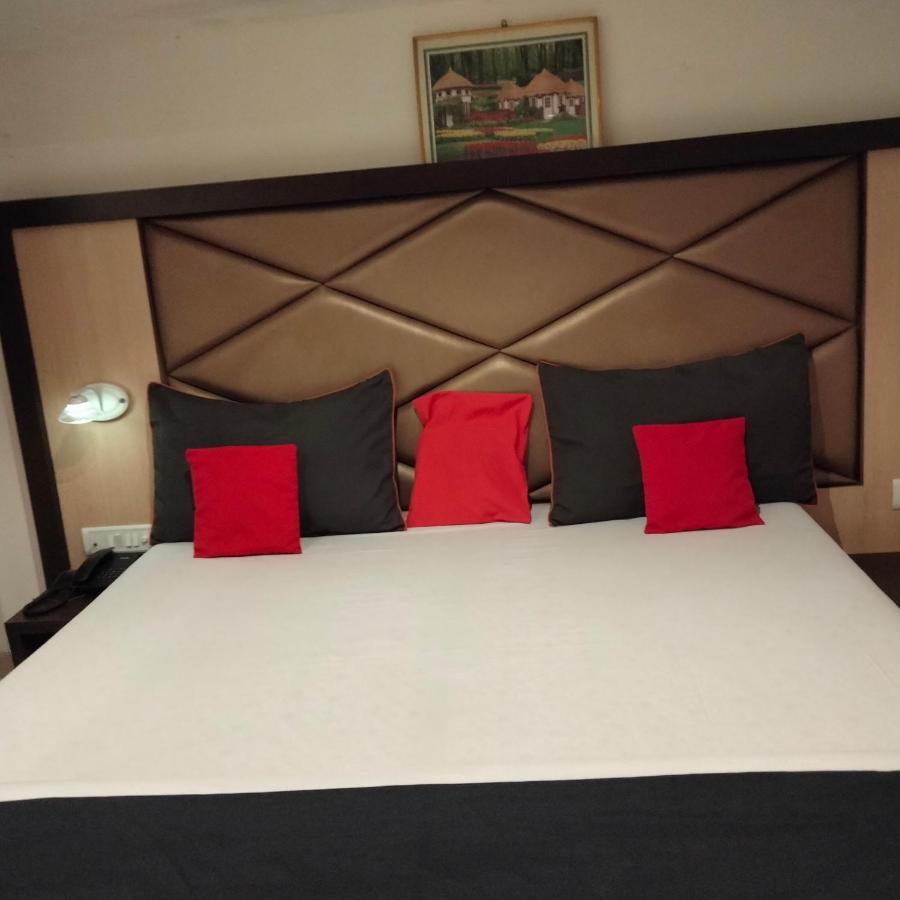 Hotel Everest Lodging ナビムンバイ エクステリア 写真
