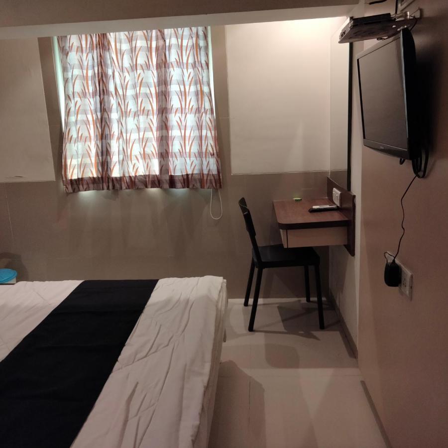 Hotel Everest Lodging ナビムンバイ エクステリア 写真