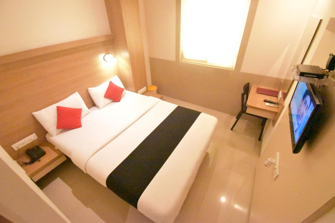 Hotel Everest Lodging ナビムンバイ エクステリア 写真