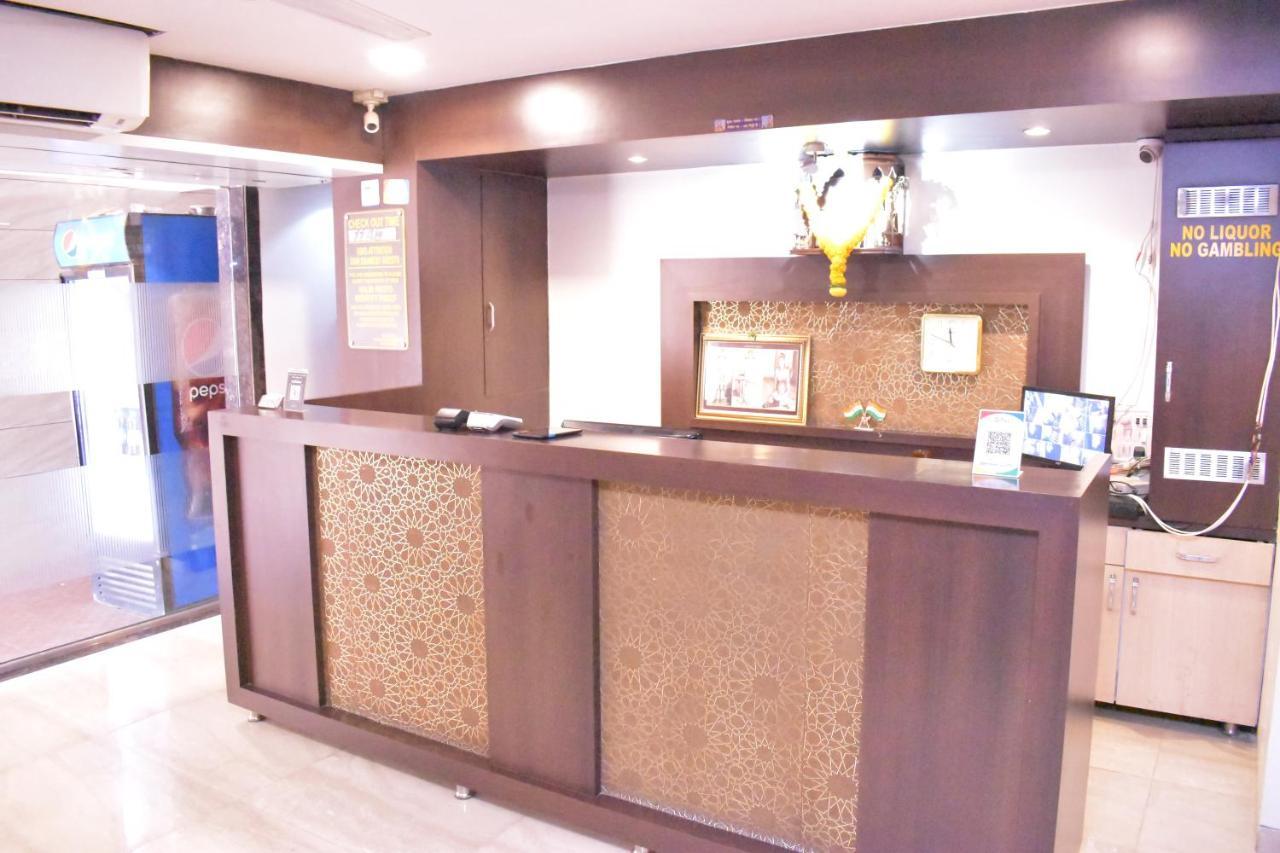 Hotel Everest Lodging ナビムンバイ エクステリア 写真