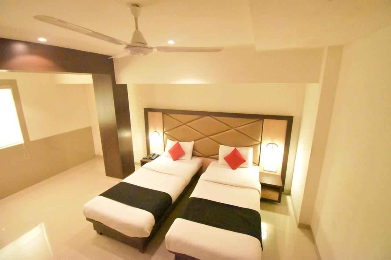 Hotel Everest Lodging ナビムンバイ エクステリア 写真