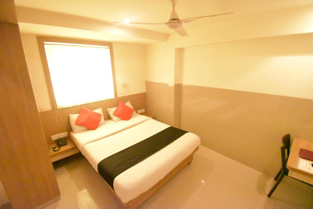 Hotel Everest Lodging ナビムンバイ エクステリア 写真