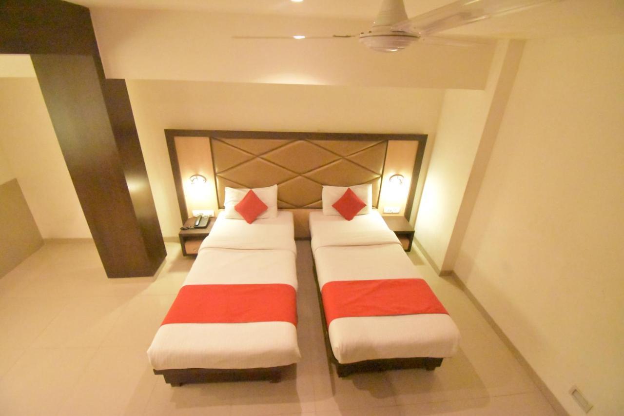Hotel Everest Lodging ナビムンバイ エクステリア 写真