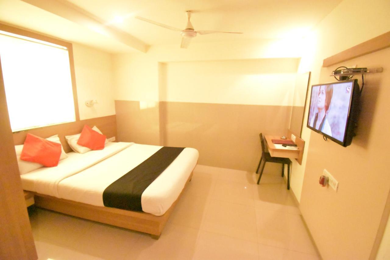 Hotel Everest Lodging ナビムンバイ エクステリア 写真