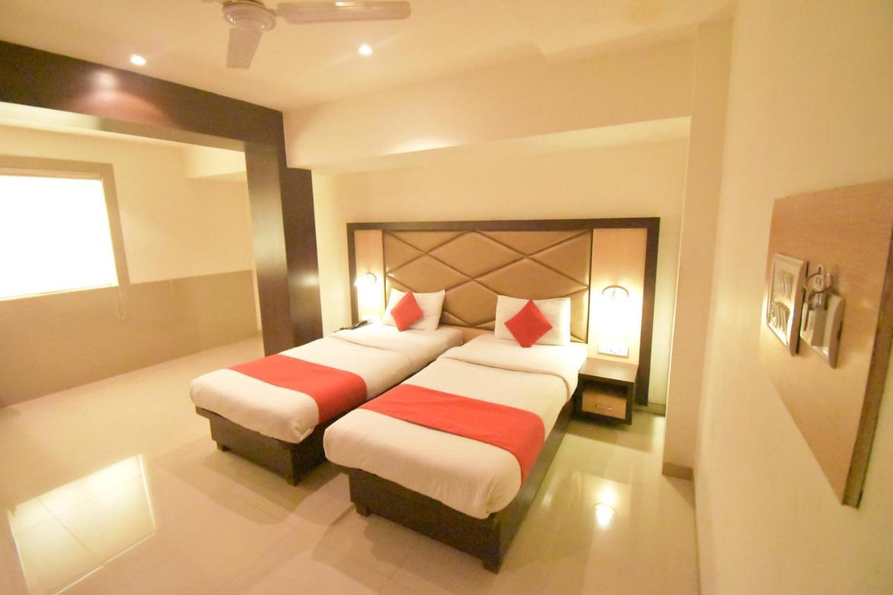 Hotel Everest Lodging ナビムンバイ エクステリア 写真