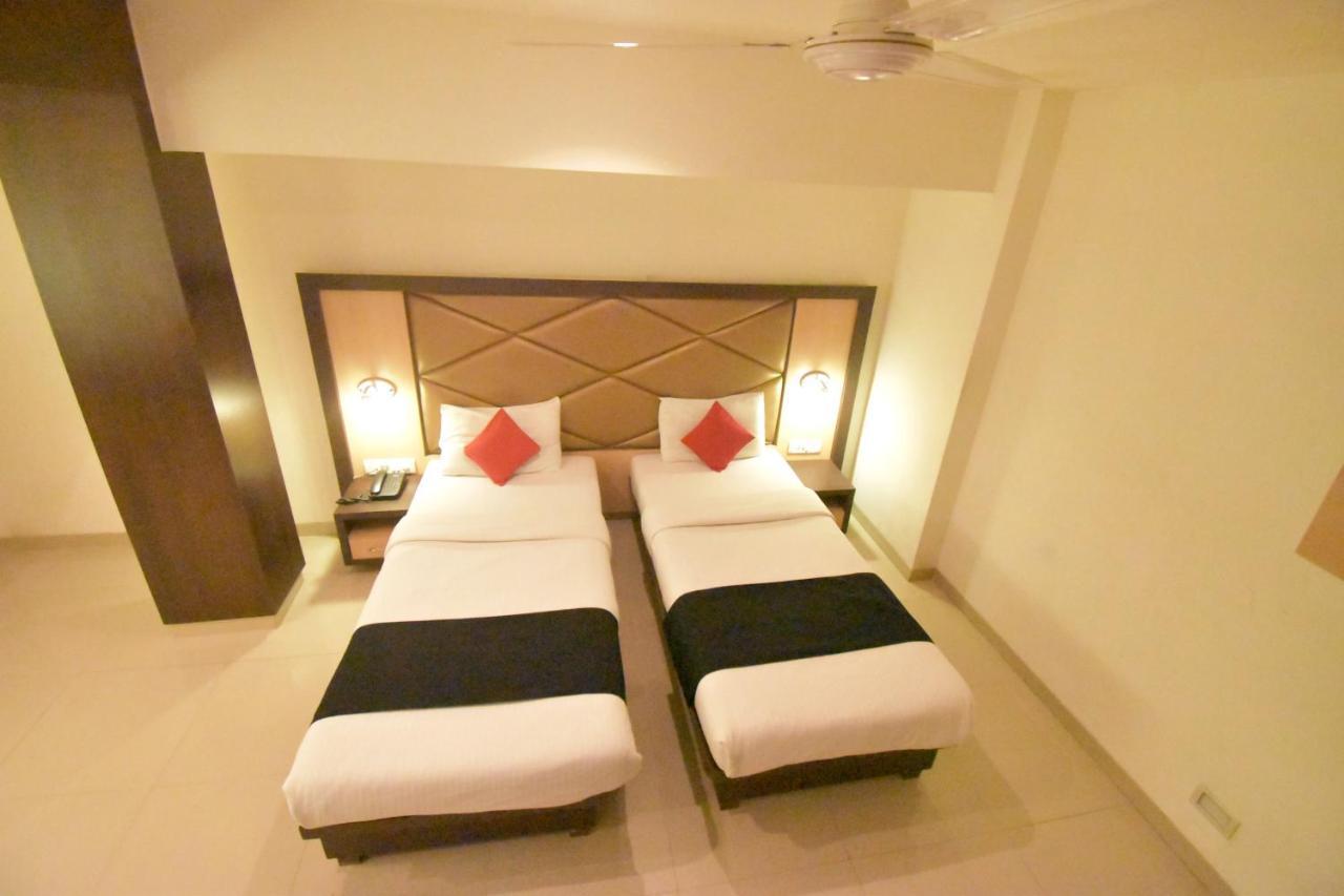 Hotel Everest Lodging ナビムンバイ エクステリア 写真