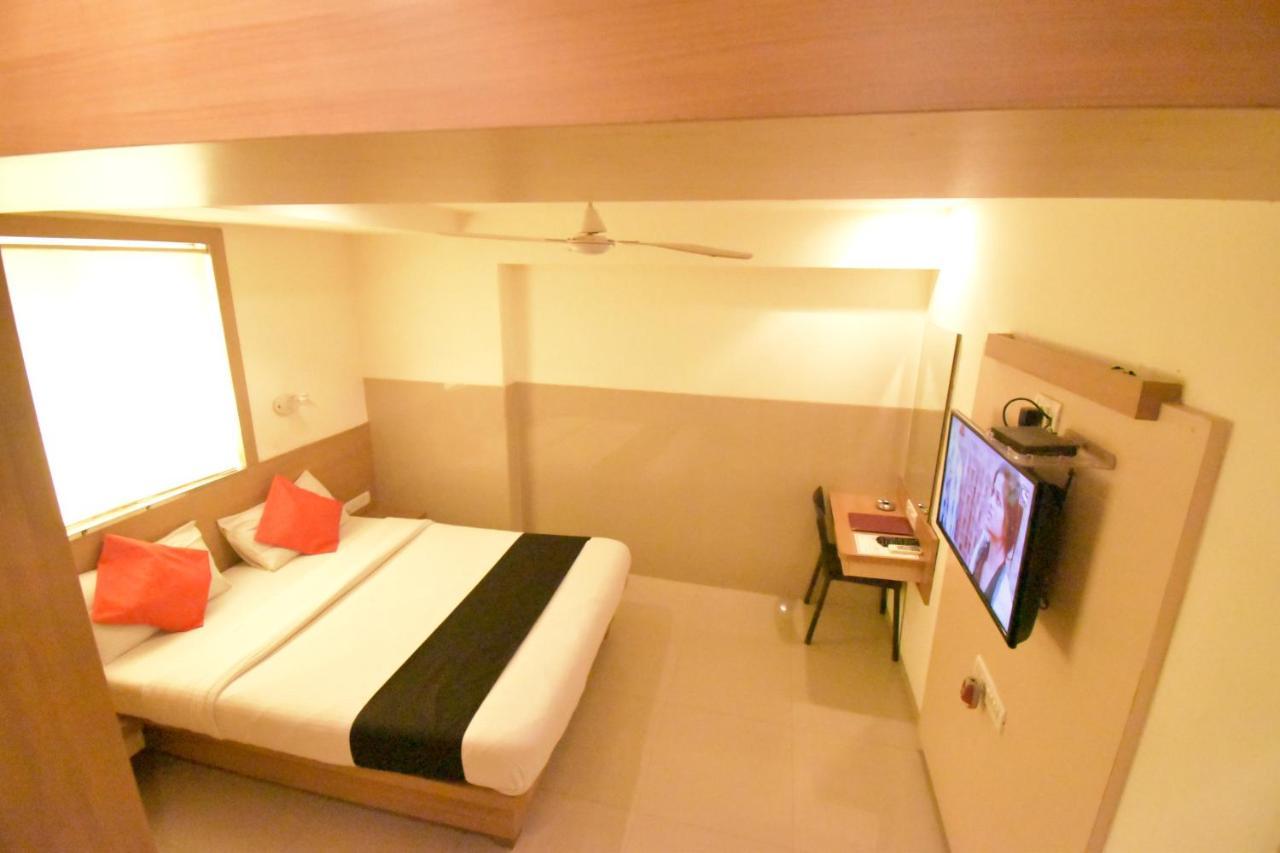 Hotel Everest Lodging ナビムンバイ エクステリア 写真