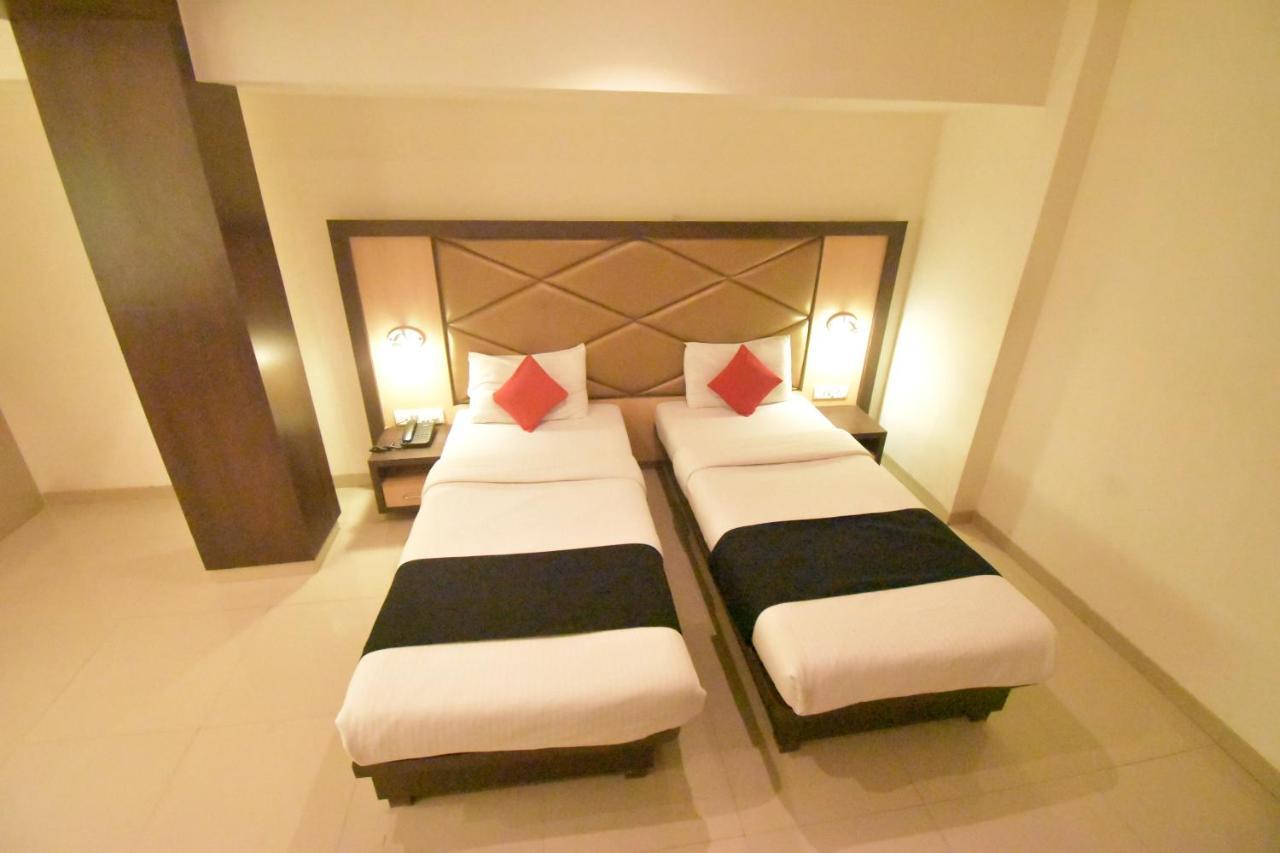 Hotel Everest Lodging ナビムンバイ エクステリア 写真