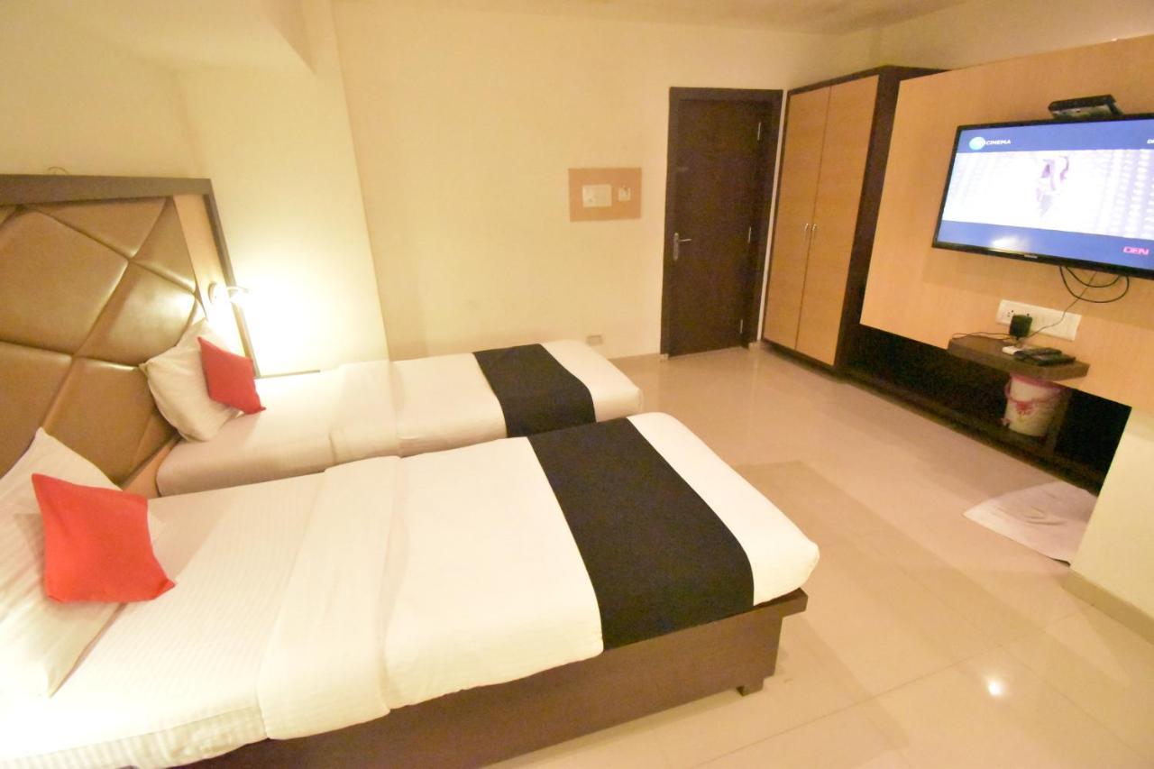 Hotel Everest Lodging ナビムンバイ エクステリア 写真